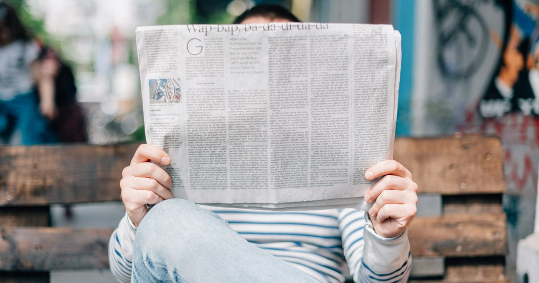 Une personne lit un article de journal, comme le document déclencheur de la production orale du DELF B2