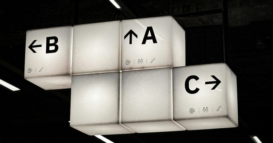 Trois cubes lumineux marqués A, B et C, comme les trois propositions d’un QCM de compréhension écrite au DELF B2